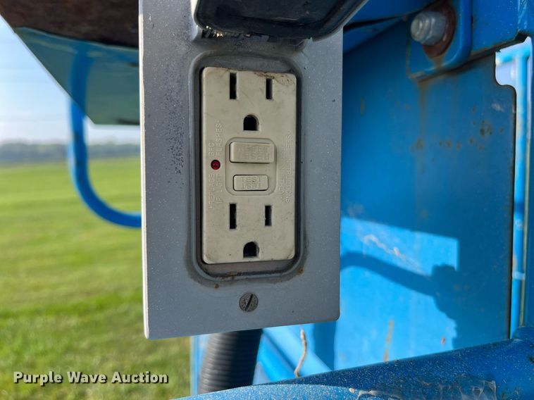 image for item MG9469 2005 Genie S-40 boom lift