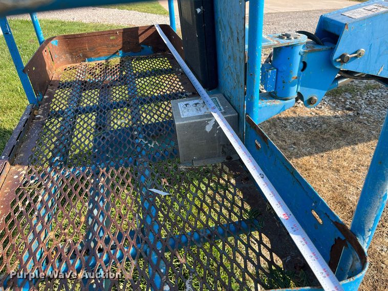 image for item MG9469 2005 Genie S-40 boom lift