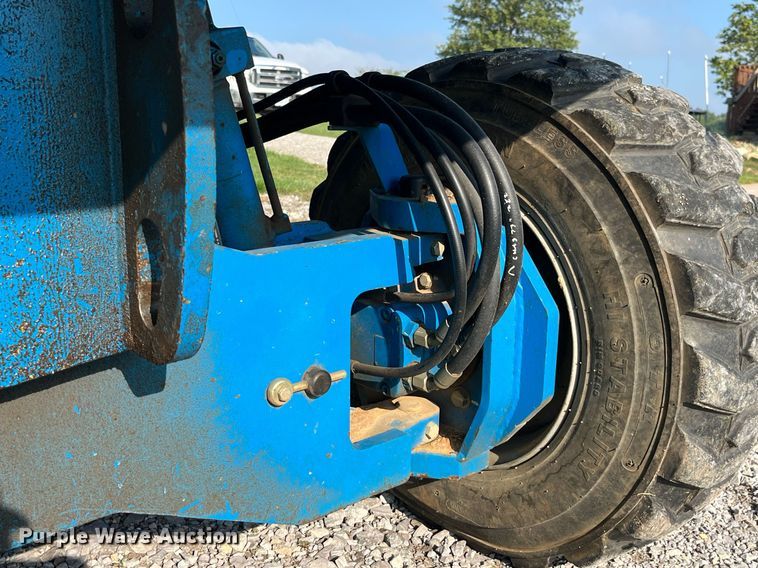 image for item MG9469 2005 Genie S-40 boom lift