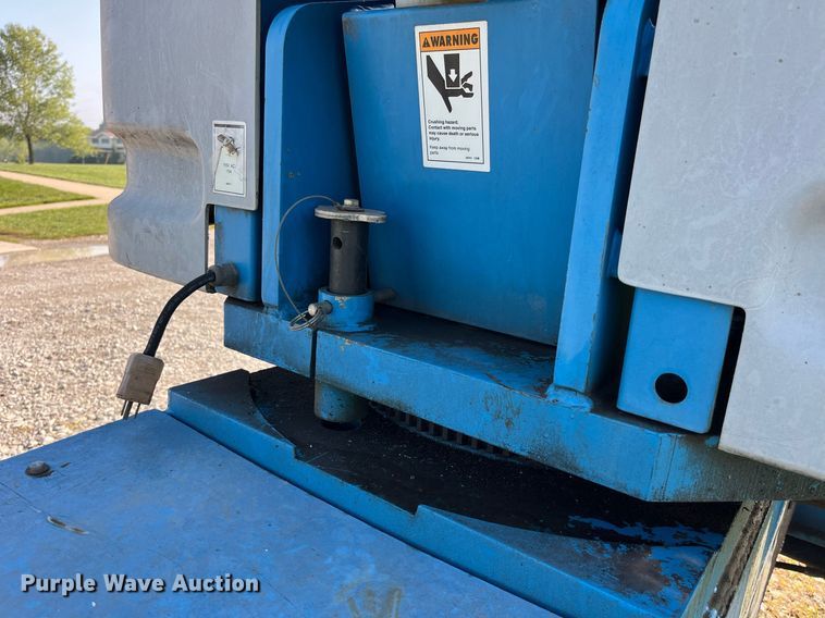 image for item MG9469 2005 Genie S-40 boom lift