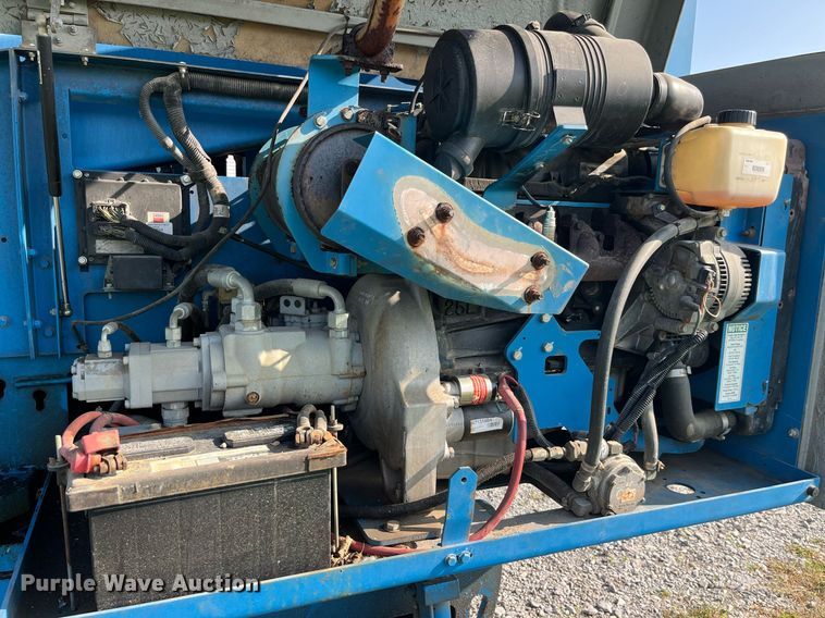 image for item MG9469 2005 Genie S-40 boom lift