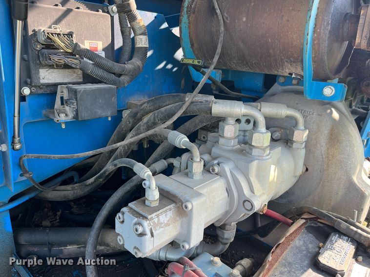 image for item MG9469 2005 Genie S-40 boom lift