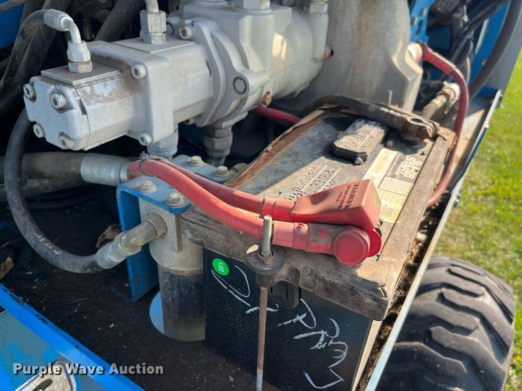 image for item MG9469 2005 Genie S-40 boom lift