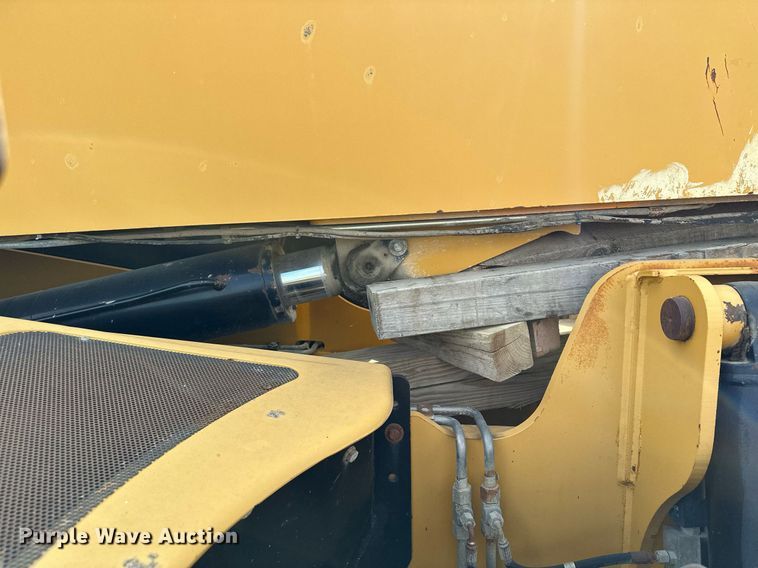 image for item MQ9390 2004 Caterpillar TH560B telehandler