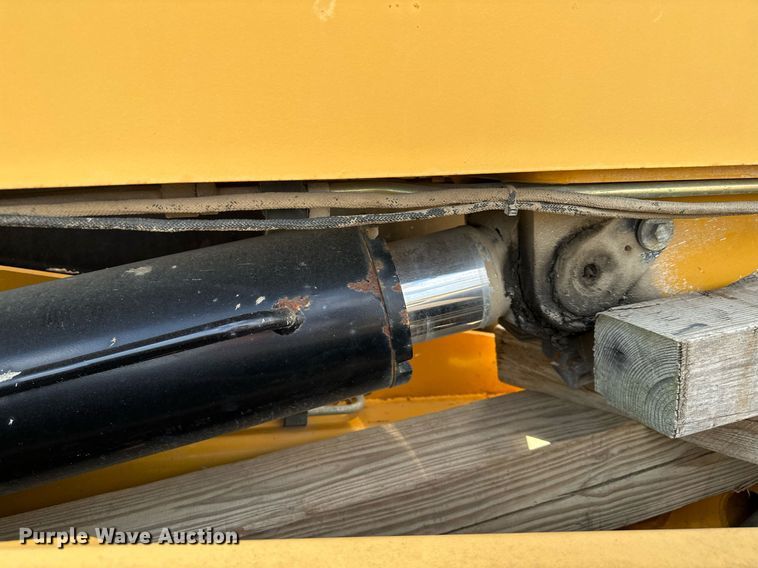 image for item MQ9390 2004 Caterpillar TH560B telehandler