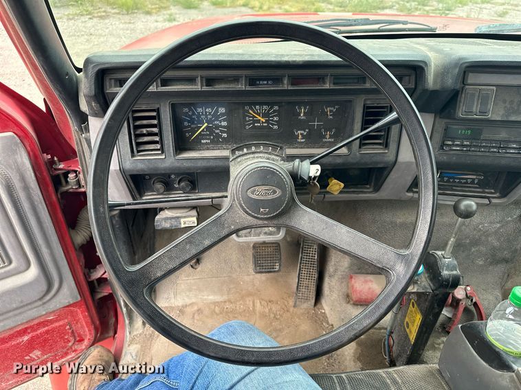 image for item MQ9396 1998  Ford F800  dump flatbed truck