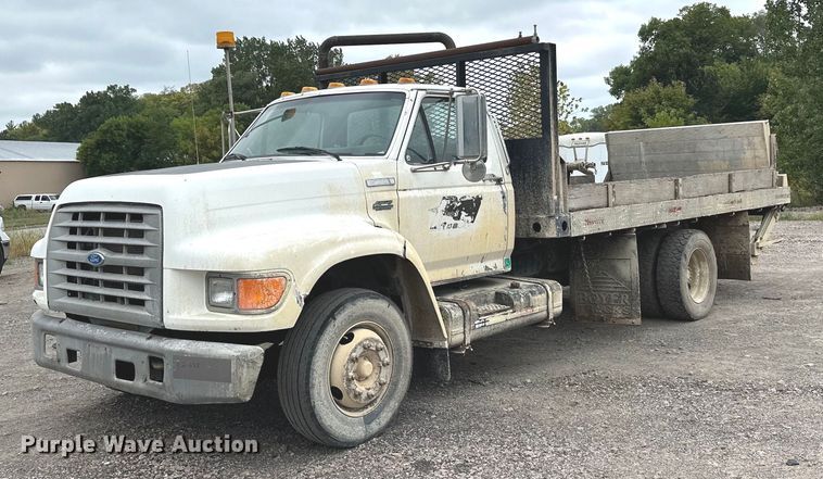 image for item MQ9399 1995 Ford F800  flatbed truck