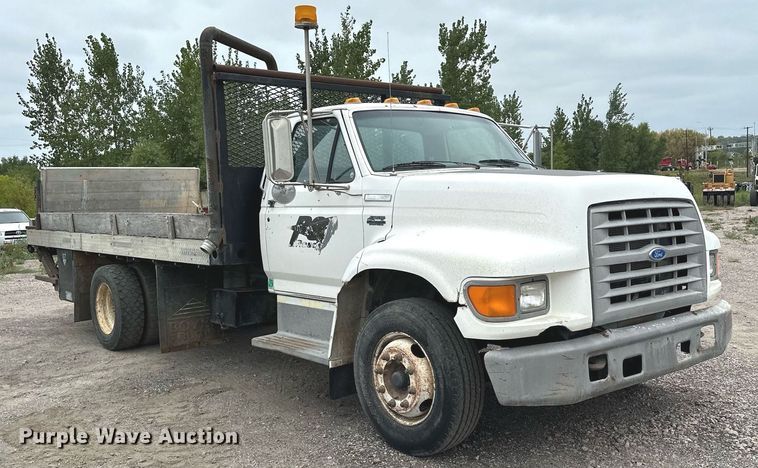 image for item MQ9399 1995 Ford F800  flatbed truck