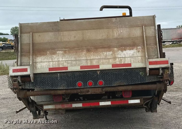 image for item MQ9399 1995 Ford F800  flatbed truck