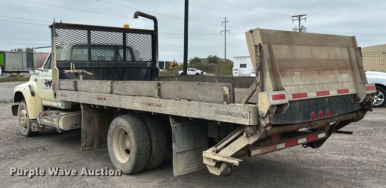 image for item MQ9399 1995 Ford F800  flatbed truck