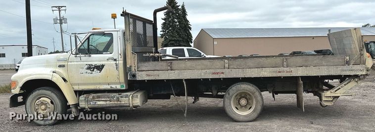 image for item MQ9399 1995 Ford F800  flatbed truck