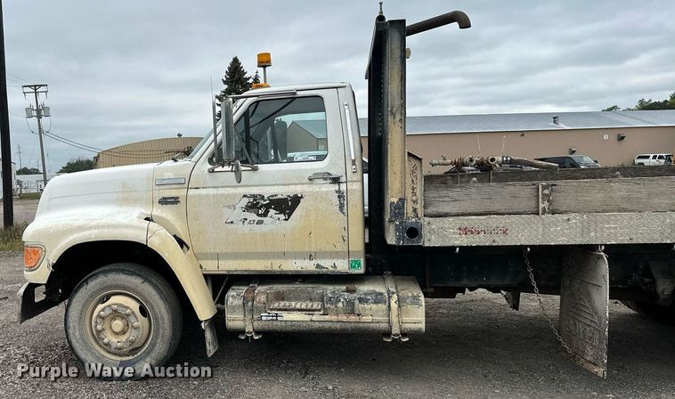 image for item MQ9399 1995 Ford F800  flatbed truck