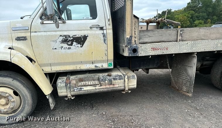 image for item MQ9399 1995 Ford F800  flatbed truck