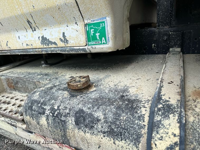 image for item MQ9399 1995 Ford F800  flatbed truck