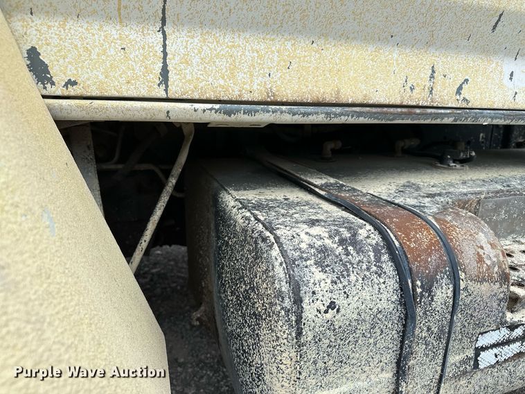 image for item MQ9399 1995 Ford F800  flatbed truck