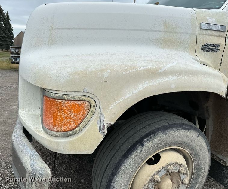 image for item MQ9399 1995 Ford F800  flatbed truck