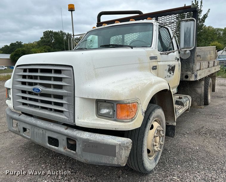 image for item MQ9399 1995 Ford F800  flatbed truck