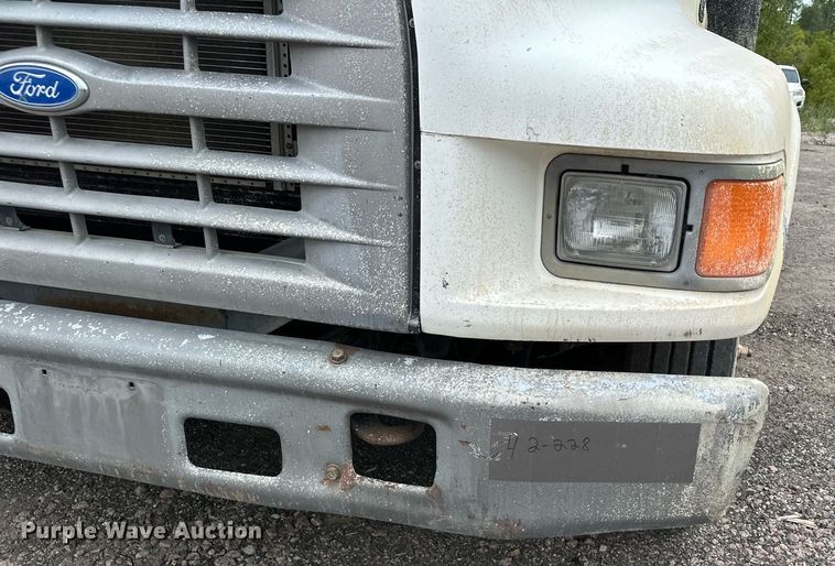 image for item MQ9399 1995 Ford F800  flatbed truck