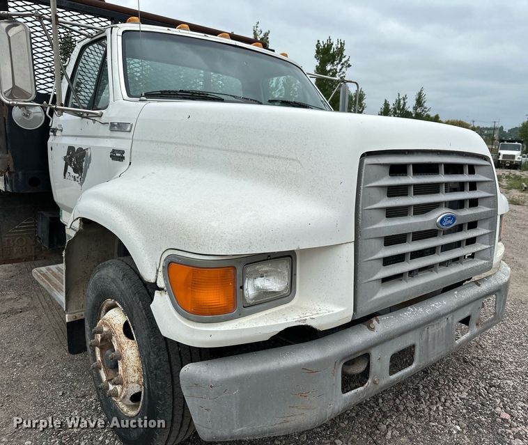 image for item MQ9399 1995 Ford F800  flatbed truck