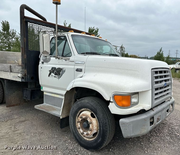 image for item MQ9399 1995 Ford F800  flatbed truck