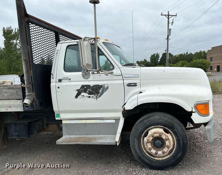 image for item MQ9399 1995 Ford F800  flatbed truck