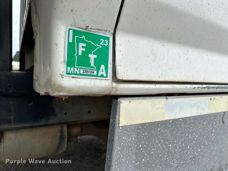 image for item MQ9399 1995 Ford F800  flatbed truck