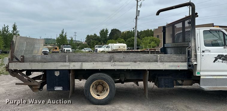 image for item MQ9399 1995 Ford F800  flatbed truck
