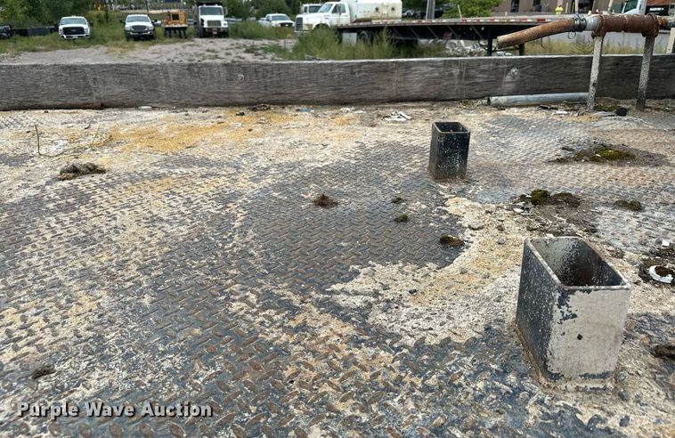 image for item MQ9399 1995 Ford F800  flatbed truck