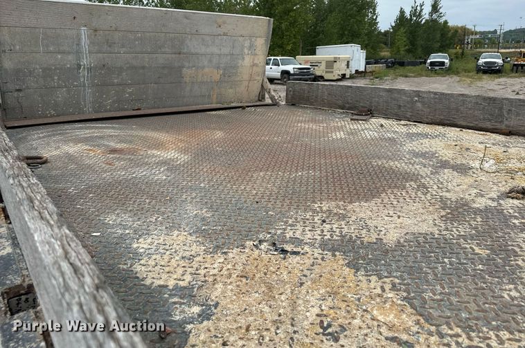 image for item MQ9399 1995 Ford F800  flatbed truck