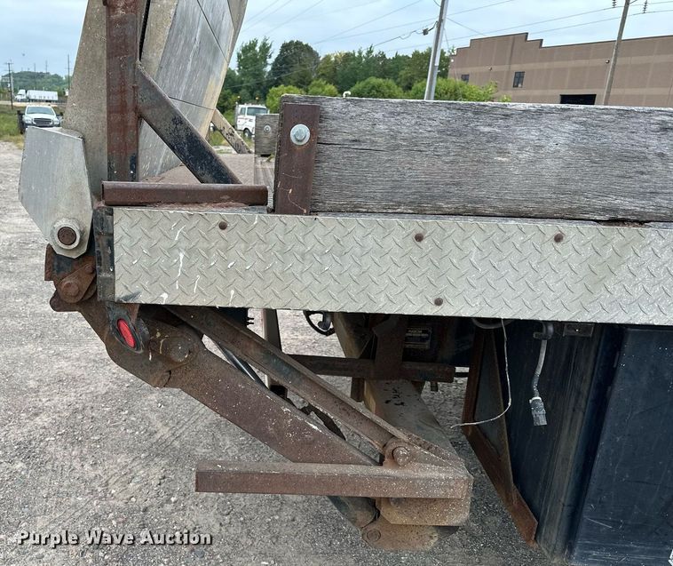 image for item MQ9399 1995 Ford F800  flatbed truck