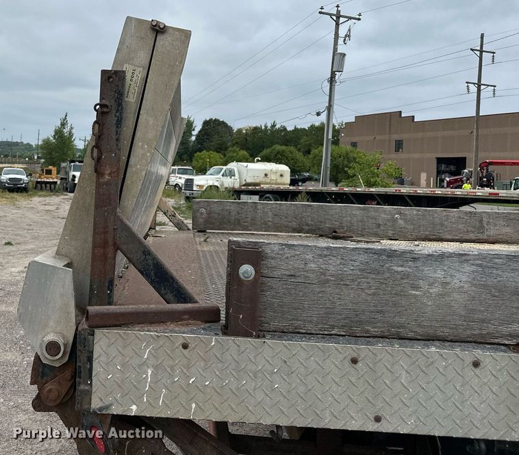 image for item MQ9399 1995 Ford F800  flatbed truck