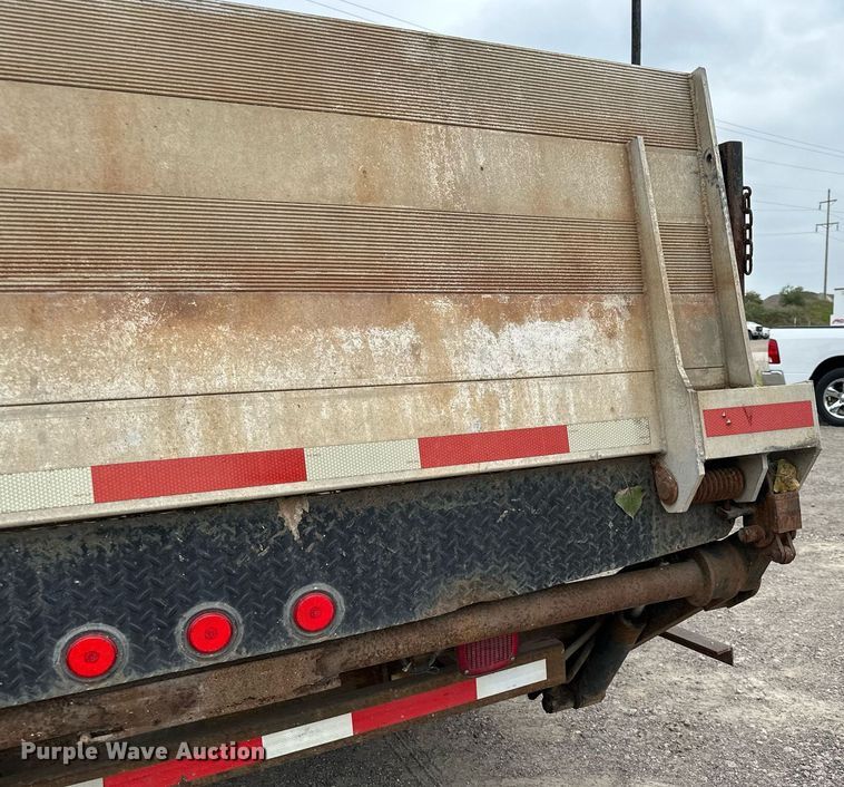 image for item MQ9399 1995 Ford F800  flatbed truck