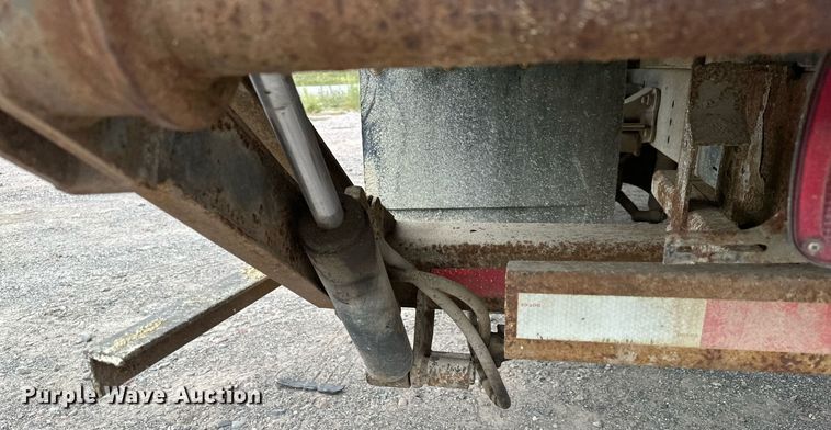 image for item MQ9399 1995 Ford F800  flatbed truck