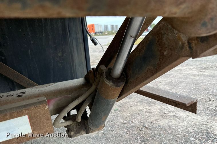 image for item MQ9399 1995 Ford F800  flatbed truck