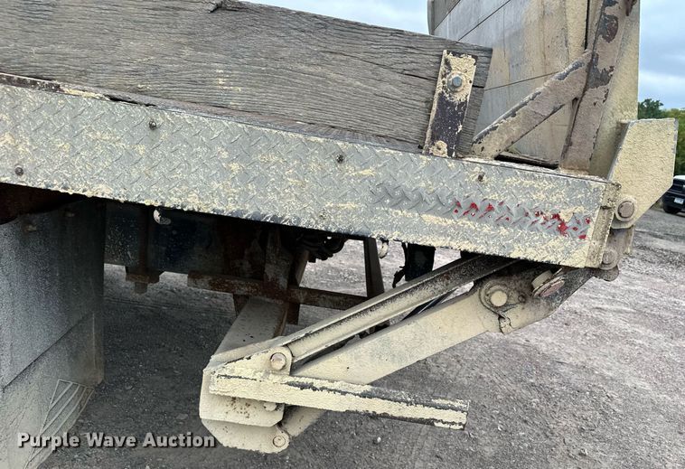 image for item MQ9399 1995 Ford F800  flatbed truck