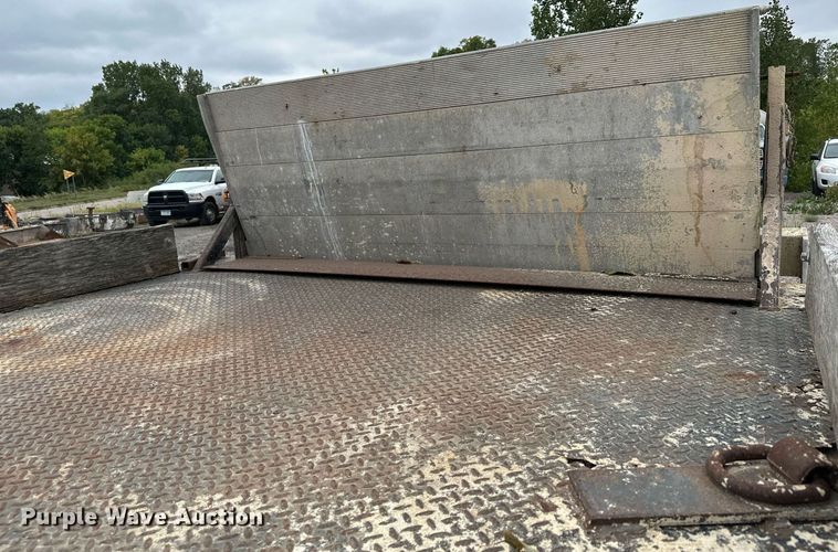 image for item MQ9399 1995 Ford F800  flatbed truck