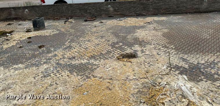 image for item MQ9399 1995 Ford F800  flatbed truck