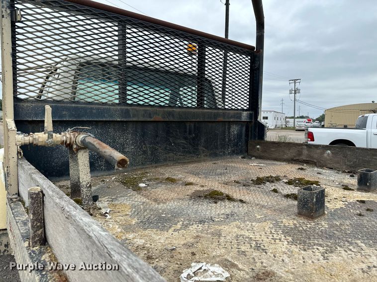 image for item MQ9399 1995 Ford F800  flatbed truck