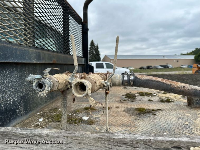 image for item MQ9399 1995 Ford F800  flatbed truck