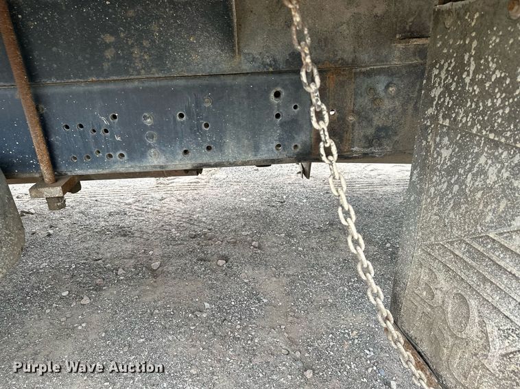 image for item MQ9399 1995 Ford F800  flatbed truck