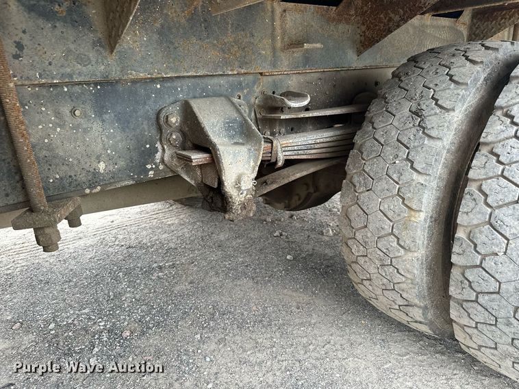 image for item MQ9399 1995 Ford F800  flatbed truck