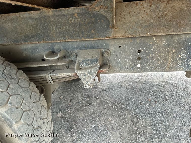 image for item MQ9399 1995 Ford F800  flatbed truck