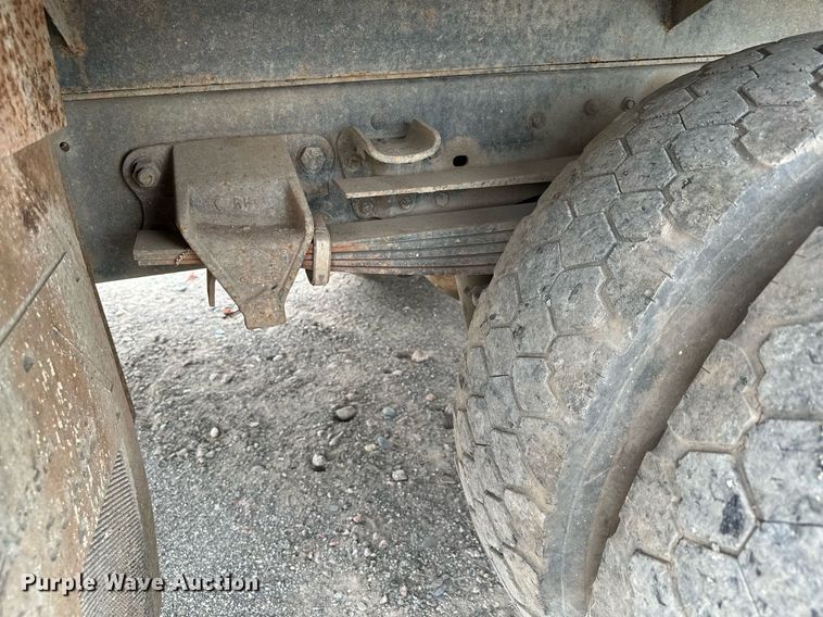 image for item MQ9399 1995 Ford F800  flatbed truck