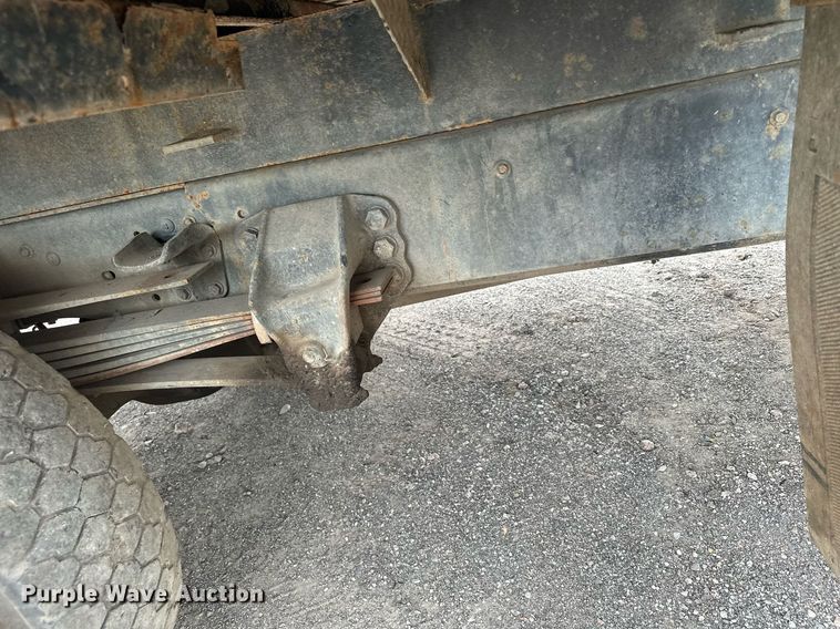 image for item MQ9399 1995 Ford F800  flatbed truck