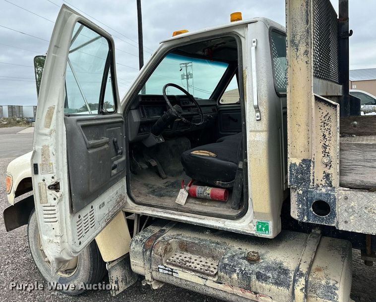 image for item MQ9399 1995 Ford F800  flatbed truck