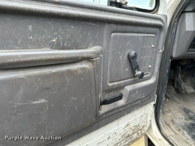 image for item MQ9399 1995 Ford F800  flatbed truck