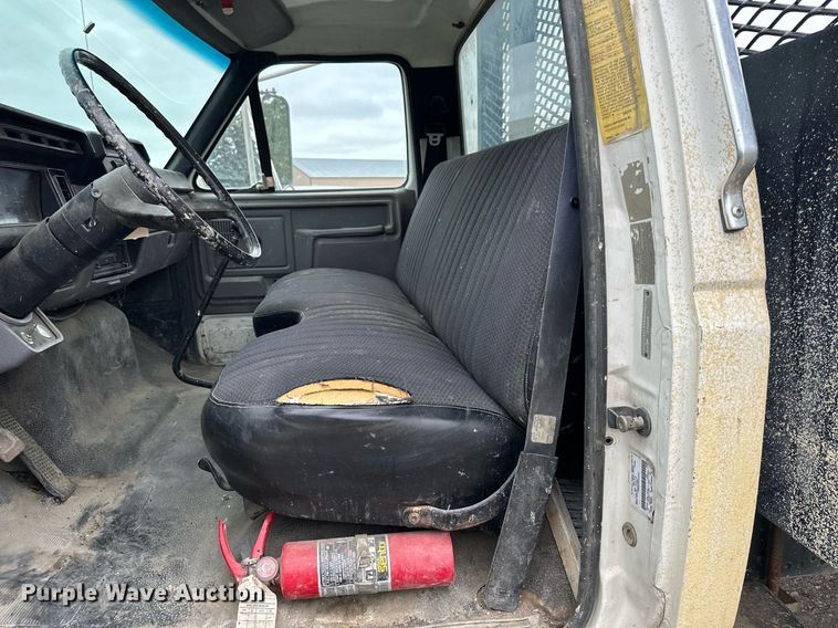 image for item MQ9399 1995 Ford F800  flatbed truck