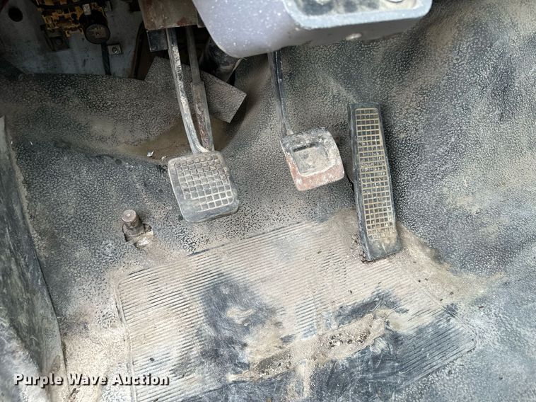 image for item MQ9399 1995 Ford F800  flatbed truck