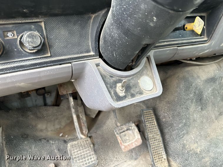 image for item MQ9399 1995 Ford F800  flatbed truck