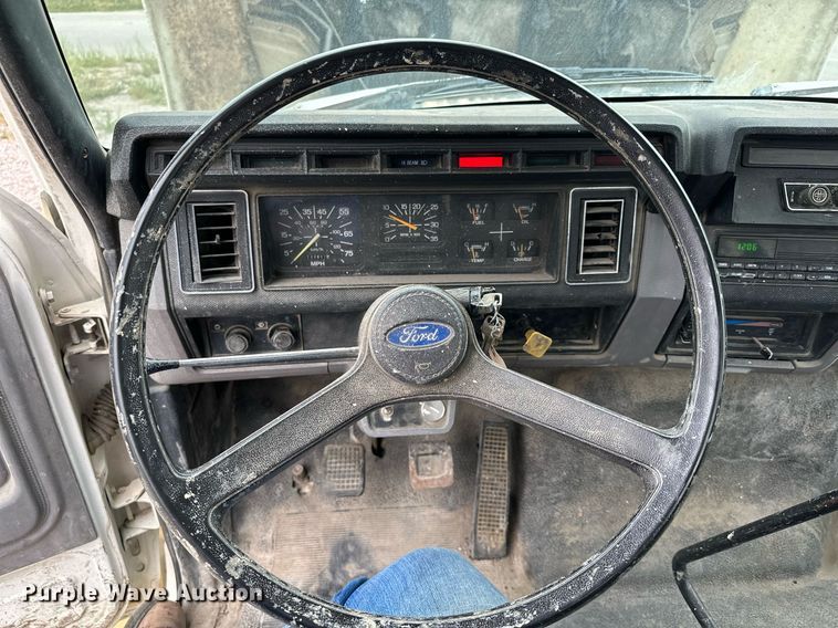 image for item MQ9399 1995 Ford F800  flatbed truck